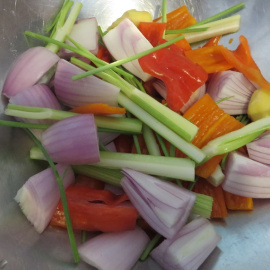 Cebolla morada, ajo, ají limo y amarillo, apio, tallos de cilantro y jengibre
