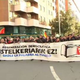 Miles de personas protestan en las calles de Pamplona contra la corrupción
