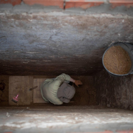 Arqueólogo trabajando en la exhumación de bebés robados del viejo cementerio de Cádiz. / SOS BEBÉS ROBADOS CÁDIZ