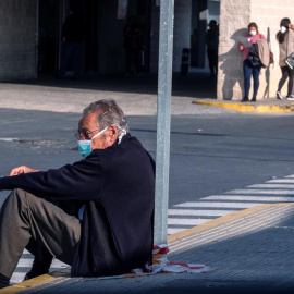 Un hombre con mascarilla espera en la puerta del Servicio de Urgencias del Hospital Juan Ramón Jiménez, en Huelva. EFE/Julián Pérez
