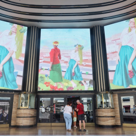 26/7/22 Varias personas en la entrada del teatro Capitol, a 26 de julio de 2022, en Madrid (España).