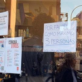 Un cartel en el escaparate de una farmacia avisa de las medidas de protección contra el coronavirus. EFE/Raúl Bellerín