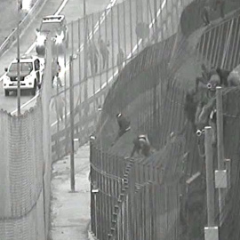 La Guardia Civil, a pedradas con los inmigrantes