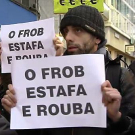 Protestas de afectados por las preferentes contra el director del FROB en A Coruña