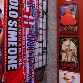 Una turista china, en una tienda de 'souvenirs' del centro de Madrid | EFE