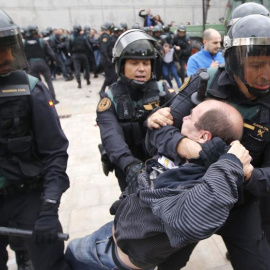 Actuación de la Guardia Civil en la localidad de Sant Julià de Ramis, en Girona, durante el 1-O. AFP/Raymond Roig