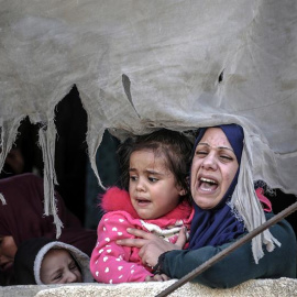 12/11/2018.- La hija (C) y hermana (dcha) de Khaled Quider, de las Brigadas Salahedin, lloran durante su funeral en la localidad de Jan Yunis, en el sur de la franja de Gaza, hoy, 12 de noviembre de 2018. Miles de personas asistieron hoy a los funerales e