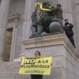 Greenpeace 'amordaza' a los leones del Congreso