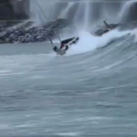 Un velero es engullido por una ola en el puerto de Zumaia