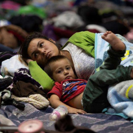 Una madre y su hijo descansan en el Auditorio Benito Juárez hoy, lunes 12 de noviembre de 2018, en la ciudad de Guadalajara, en el estado de Jalisco (México).(FRANCISCO GUASCO)