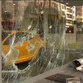 Los radicales destrozan el mobiliario urbano