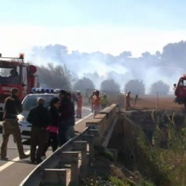 Incendio forestal obliga a desalojar varios chalés