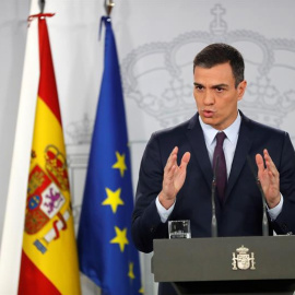 15/02/2019.- El presidente del Gobierno, Pedro Sánchez, durante su comparecencia este viernes en el Palacio de la Moncloa para hacer una declaración institucional. EFE/ Chema Moya