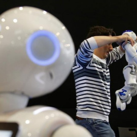 Un hombre durante una demostración en la Global Robot Expo. / EFE - JUAN CARLOS HIDALGO
