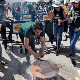 Varios jóvenes participan en el festival de las Paellas Universitarias de València, una fiesta que este año se celebra en el Multiespai de la pedanía de La Punta que ha vendido para esta edición 25.000 entradas. /EFE
