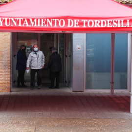 Entrada del Ayuntamiento de Tordesillas, Valladolid. Imagen de Archivo.