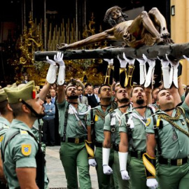 Legionarios desfilan con el Cristo de la Buena Muerte en Málaga.- EFE