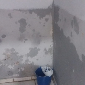 Las humedades de una de las pareDes del piso de acogida de la Fundación Diagrama donde residen diez menores marroquíes tutelados por la Comunidad de Madrid.- FUNDACIÓN RAÍCES