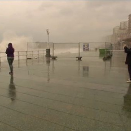 El oleaje del mar en Gijón sorprende hasta a los vecinos