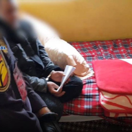 Uno de los presuntos miembros de la red de secuestradores durante su detención.-  EUROPA PRESS