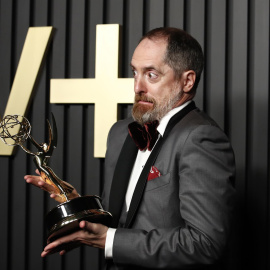 El actor y productor ejecutivo estadounidense Brendan Hunt posa con un premio Emmy a la 'Serie de comedia sobresaliente'
