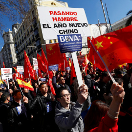 Ciudadanos chinos del BBVA protestan en Madrid para pedir el desbloqueo de sus cuentas. / REUTERS - JUAN MEDINA