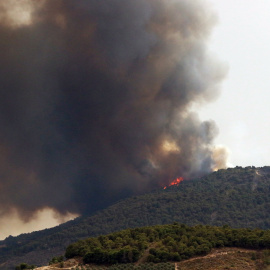 Vista del incendio forestal que sigue activo en el paraje ‘Los Guájares’ en las comarcas granadinas de la Costa y Lecrín, que ha afectado desde el jueves a unas 5.000 hectáreas. - 12/09/2022