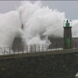 La fuerza del oleaje causa importantes destrozos en la costa asturiana