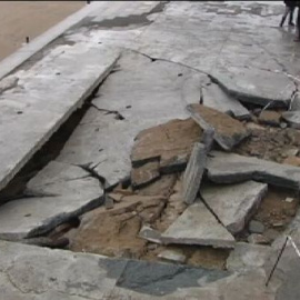 El fuerte temporal arrasa el malecón de Zarautz 