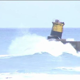 La fuerza del mar parte el faro de Burela