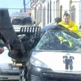 Un moroso embiste con un toro mecánico al cobrador del frac