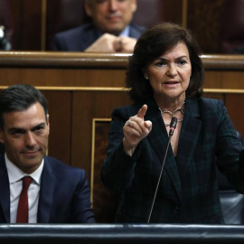 El presidente del Gobierno, Pedro Sánchez, junto a la vicepresidenta del Gobierno, Carmen Calvo , junto durante la sesión de control al Gobierno celebrada hoy en el Congreso de los Diputados. EFE/Javier Lizón