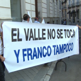 Personas se protestan contra la exhumación del dictador - Europa Press