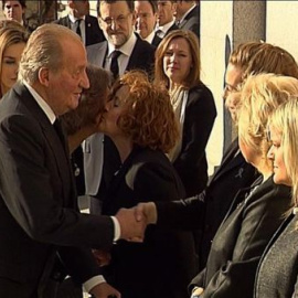 Frío saludo del Rey a Pilar Manjón