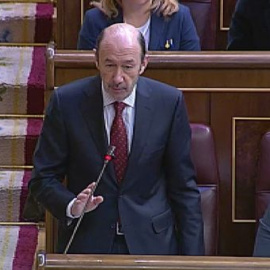 Rubalcaba acusa a Rajoy de haber "aprovechado la crisis para atacar la educación"