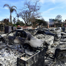 Restos de casas y vehículos calcinados tras el incendio de Woolsey, en Malibu.- AFP