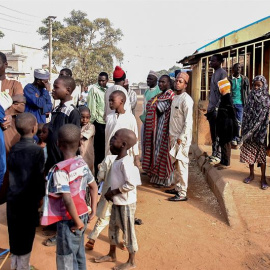 Varios votantes esperan ante un colegio electoral en Daura, Nigeria. / EFE