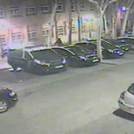 Detenidos tres jóvenes por quemar coches de policía 