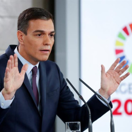 El presidente del Gobierno, Pedro Sánchez, durante su comparecencia, este viernes en el Palacio de la Moncloa, en la que ha anunciado la disolución de las Cortes y la convocatoria de elecciones generales para el próximo 28 de abril. EFE/ Chema Moya