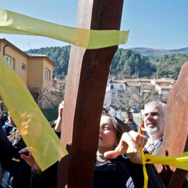 La líder de Ciudadanos en Cataluña, Inés Arrimadas (c), arranca lazos amarillos junto al portavoz de Ciudadanos en el Parlament, Carlos Carrizosa (d), durante su visita este sábado a Amer, localidad natal del expresidente catalán Carles Puigdemont. E