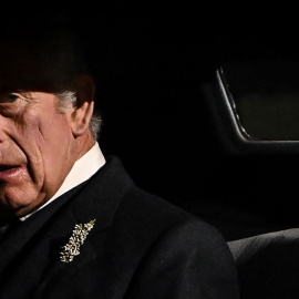 El rey Carlos III tras al final de una vigilia en la catedral de St Giles, en Edimburgo, el 12 de septiembre de 2022.