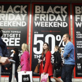 El 'Viernes negro' tiene su origen en EEUU, donde los comercios ofrecen descuentos tras el día de Acción de Gracias.- EFE
