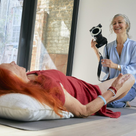 Fotografía de la artista Laura Dodsworth trabajando.