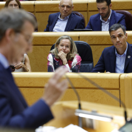 06/09/2022.- El presidente del Gobierno, Pedro Sánchez (d), y la vicepresidenta primera y ministra de Asuntos Económicos y Transformación Digital, Nadia Calviño (c), escuchan la intervención del líder del PP, Alberto Núñez Feijóo (i), durante el 