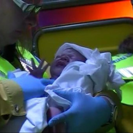 Parto en el coche de camino al hospital