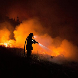 Bomberos trabajan para extinguir un incendio en Bíobio (Chile). / EFE