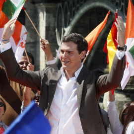13/04/2019.- El candidato a la presidencia del Gobierno por Ciudadanos, Albert Rivera, durante el acto de campaña de las elecciones generales en el muelle de la Sal de Sevilla.- EFE/José Manuel Vidal