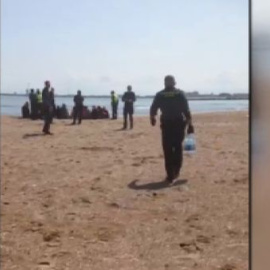 Una patera con 25 inmigrantes a bordo llega a la playa de San Lorenzo de Melilla