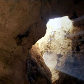 Escalan una de las cuevas más grandes del mundo en Oman