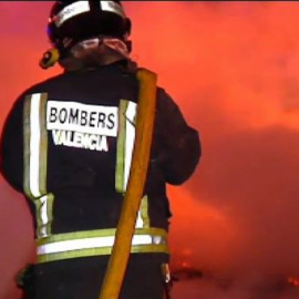 Valencia se emociona con la cremá 